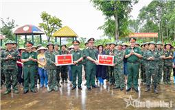 Trung tướng La Công Phương kiểm tra, động viên cán bộ, chiến sĩ Trung đoàn 2 thực hiện nhiệm vụ dân vận trên địa bàn tỉnh Bắc Ninh